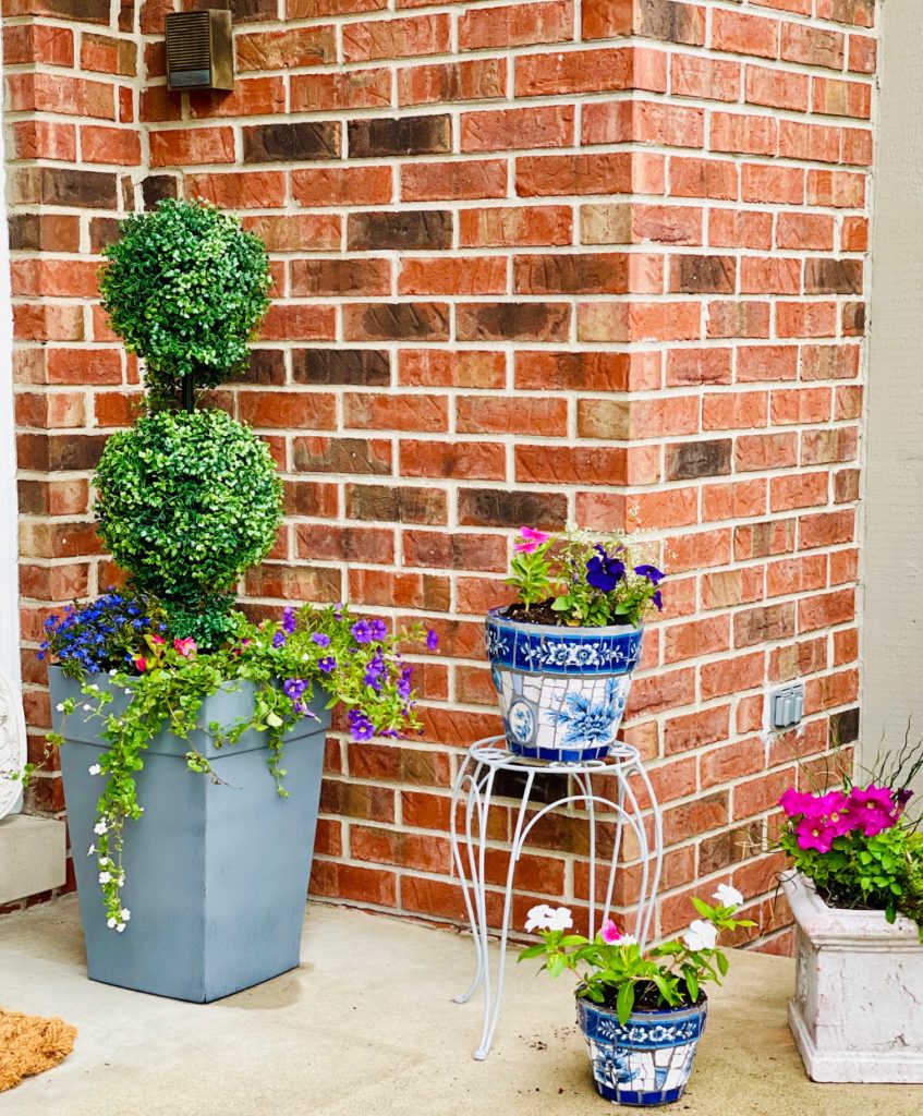 How To Do A Quick Front Porch Makeover with a few planter pots