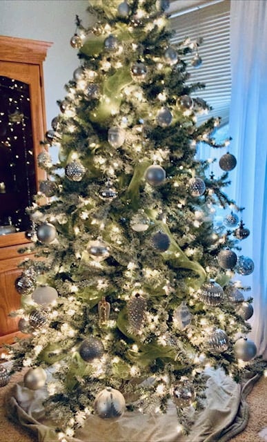 Placement of ornaments on the tree