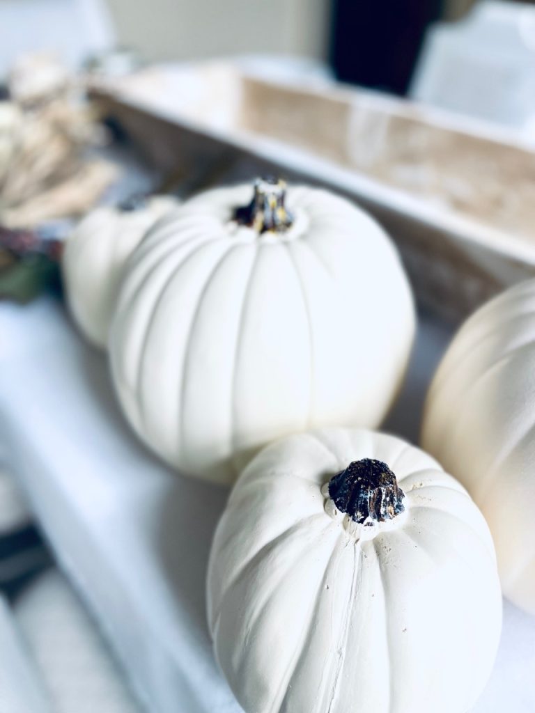 Pumpkins for the table scape center piece ilverware for th10 Simple And Elegant Thanksgiving Table Ideas