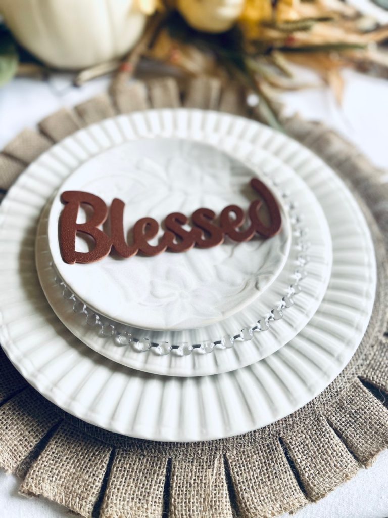 A templet with the word blessed set on a plate 10 Simple And Elegant Thanksgiving Table Ideas
