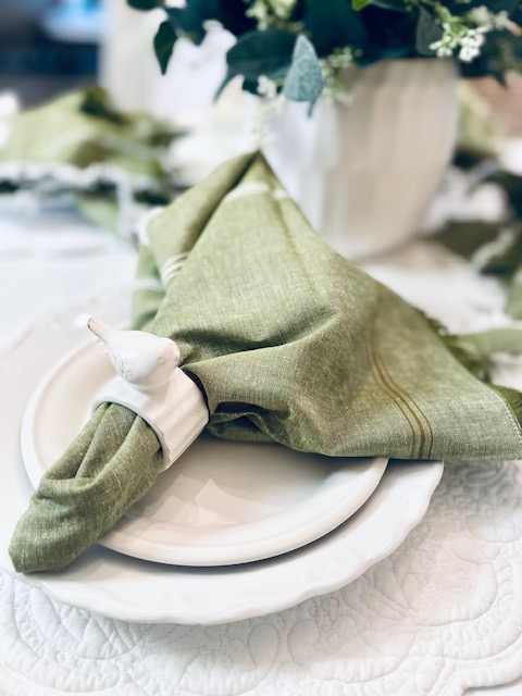 How To Set A Simple Spring Table Scape using green napkins